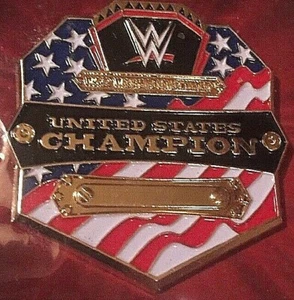 WWE Slam Crate United States Championship Gürtel 2"" x 2"" Sammler Pin, 2003 - Bild 1 von 5