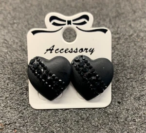1 pair of heart shape matte black 19 x 19 mm acrylic earrings - Picture 1 of 4