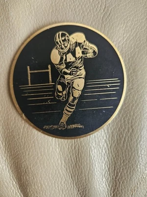 Insignia y recuerdo de aficionado al fútbol color dorado con fondo negro en forma redonda Foto 1 de 4