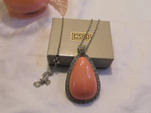 Collar Colgante Avon Rosa Fuego Pálido Lucita Lágrima Estrás 1973 - Imagen 1 de 5
