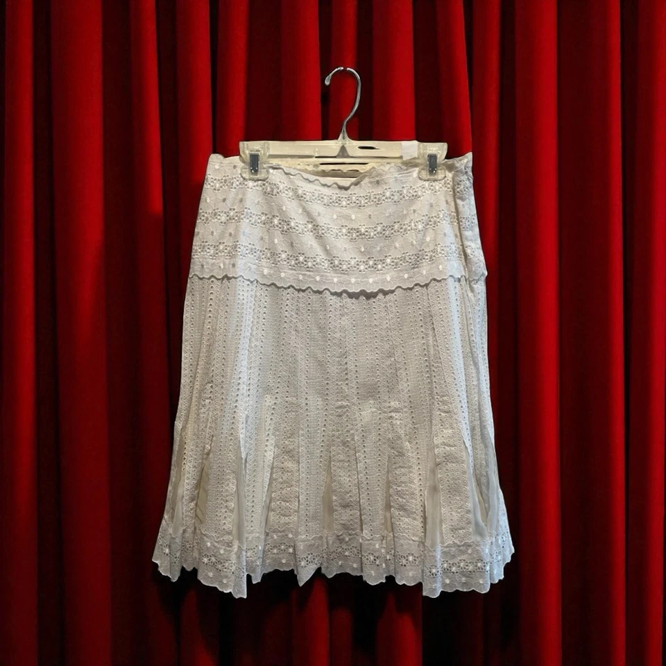 Falda bohemia bohemia de encaje con ojales acampanados blancos ECI New York inserciones de seda talla 8 Foto 1 de 4