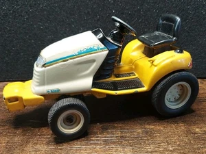 ERTL 1/16 International Cub Cadet 3235 Diecast Lawn & Garden Tractor - Picture 1 of 12