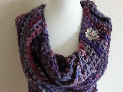 Mantón y broche de lavanda ganchillo a mano 29x60 acrílico y lana merino suave nuevo Foto 1 de 4