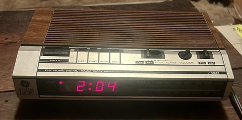 Vintage GE FM/AM Clock Radio Electronic Digital Alarm Model 7-4634 Work! Cover