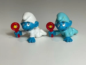 Schlümpfe 80er Jahre Baby Schlumpf mit Rassel Figuren weiß & blau Schlafanzug Vintage Peyo - Bild 1 von 6