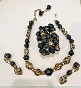 VINTAGE FACETED BLACK LUCITE OR BAKELITE  & FILAGREE RHINESTONE BEADS PARURE SET - Picture 1 of 6