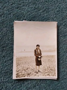 El17 Photograph Woman On Beach Wg53 - Foto 1 di 1