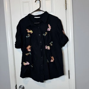 Top Sarah Spencer de lino negro para mujer 2x/3x bordado artístico pez dorado colorido - Imagen 1 de 7