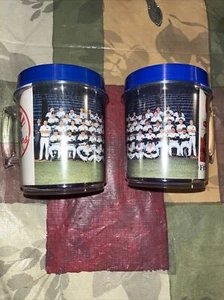Lote 2 tazas de plástico azul con foto Banquete Pollo 1990 New York Yankees de colección - Imagen 1 de 3