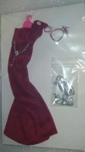 Barbie Größe rote Rose Samt Kleid, Klemmbügel, Schuhe, Handtasche und Schmuck - Bild 1 von 8