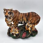 Figurine d'occasion vintage famille tigre en pierre vivante jouant dans la nature.