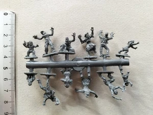 DARK ALLIANCE 72024 / 1 x GRAPPE 1/72  ZOMBIES SET 2 - Imagen 1 de 1