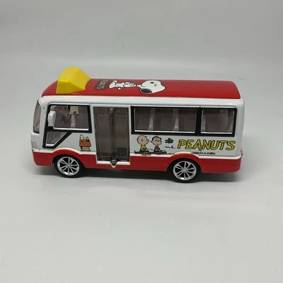 Autobús escolar Peanuts Diecast Gang rojo/blanco acción de tracción trasera 51/2" Foto 1 de 4
