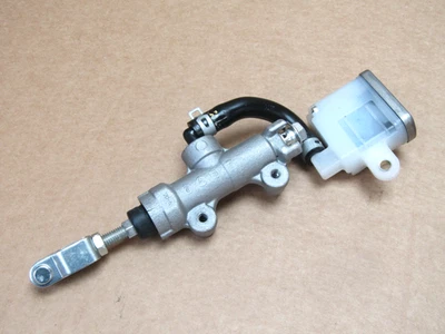 Suzuki SV 650 2022 858 miles rear brake master cylinder (10497) - Imagem 1 de 4