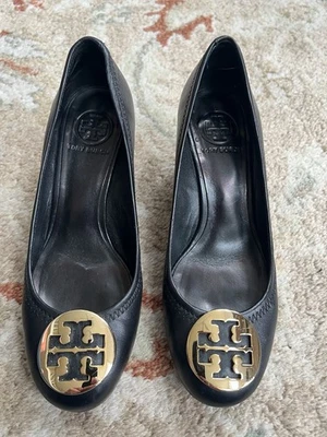 Cuñas para mujer Tory Burch negras punta cerrada con logotipo dorado talla 8 Foto 1 de 4