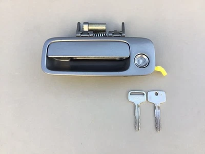 1997-2001 Toyota Camry Driver Door Handle Lock Key Gray Metallic 1B2 OEM - Image 1 of 4
