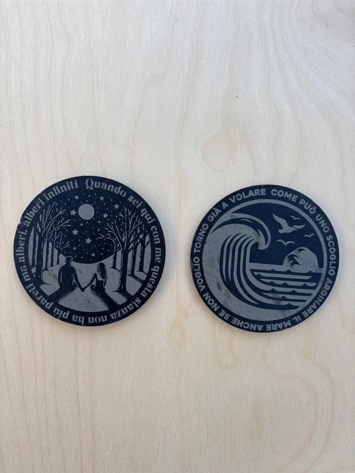 Set di 2 Sottobicchieri Incisi al laser in ardesia - Immagine 1 di 1