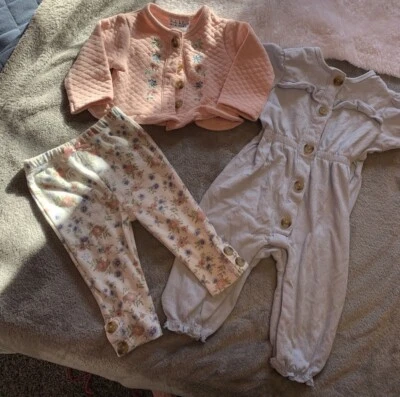 Conjunto de 3 piezas de mono para bebé niña con chaqueta y pantalón de Nicole Miller talla 6-9 M Foto 1 de 4