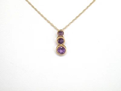 Autêntico pingente pequeno de ouro amarelo 14k, três ametistas redondas seguidas.   Novo - Imagem 1 de 4
