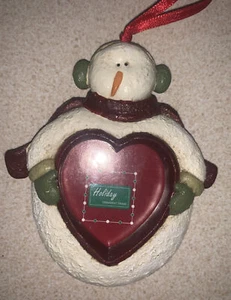 Muñeco de Nieve Corazón Marco Adorno de Navidad con Orejeras y Mitones Verdes - Imagen 1 de 3