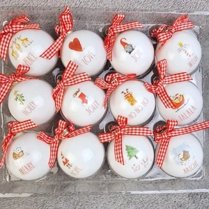 Rae Dunn Holiday Natale Vetro Ornamenti Set 12 Country Rosso Plaid Fiocchi 2024 - Foto 1 di 14