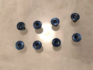 Tornillos planos azul translúcido para escamas de mango Bugout 535 hechas en banco montaje al ras - Imagen 1 de 10