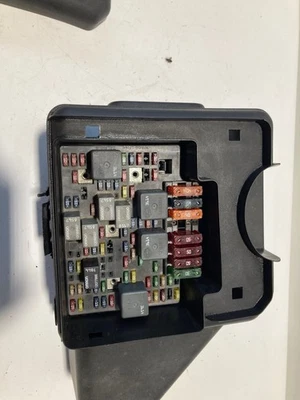 Used Fuse Box Engine fits: 2002 Gmc Yukon xl 2500  Grade A - Image 1 of 4