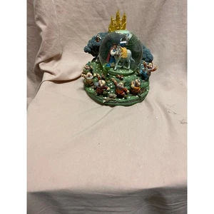 🔥 Disney Store Snow White And The Seven Dwarfs Yodel Song Music Box Snow Globe - Afbeelding 1 van 3