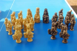 ANCIEN JEU D ÉCHEC EN TERRE CUITE PIECES DE 11 à 14 cm - 31 pièces "voir photos" - Imagen 1 de 8