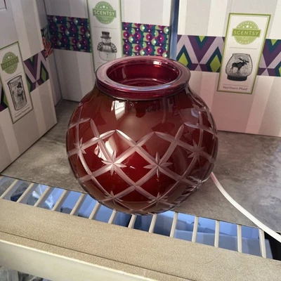 Calentador de cera Scentsy CHRISTMAS GLOW TAMAÑO COMPLETO - RETIRADO - VIDRIO GRABADO ROJO - Foto 1 de 2