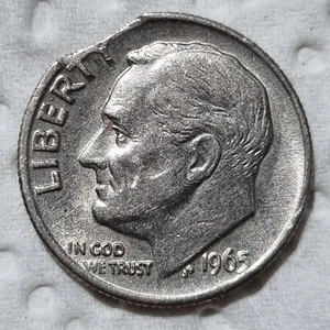 1965 Roosevelt Dime 10c ERROR - CLIPPED PLANCHET #92012 - Picture 1 of 2