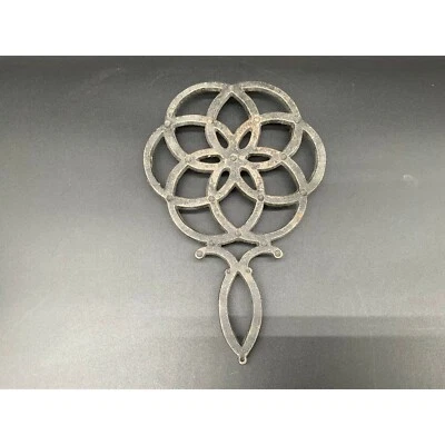 Patrón de anillo floral trivet de hierro fundido vintage rústico negro decoración de pared o almohadilla caliente Foto 1 de 4