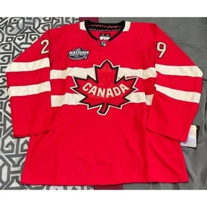 Camiseta deportiva grande roja del equipo de Canadá 4 naciones de hockey Nathan MacKinnon #29 nueva con etiquetas - Imagen 1 de 3