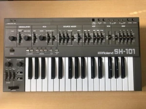 Roland SH-101 monophonic bass synthesizer keyboard Music Instruments - Picture 1 of 5