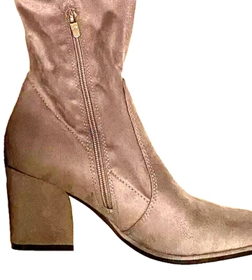 Bota de tacón MARC FISHER Luley sobre la rodilla imitación gamuza marrón para mujer talla - 7,5 M Foto 1 de 4