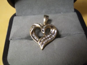 10K Yellow Gold Ladies 20 Diamond Heart Pendant 2.0 grams - Picture 1 of 2