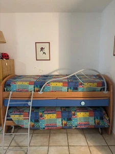 2 lettini a ponte con materasso e comodino a 3 cassetti - Foto 1 di 3