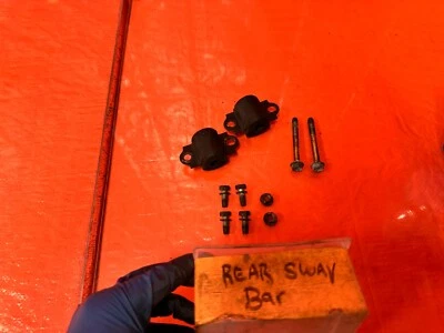 02-10 LEXUS SC430 - SUPORTES ESTABILIZADORES DE BALANÇO TRASEIRO COM PARAFUSOS E BUCHAS - FABRICANTE DE EQUIPAMENTO ORIGINAL #288 - Imagem 1 de 4