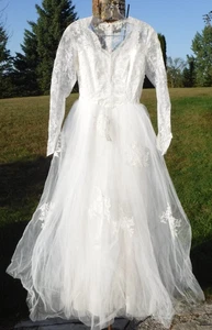 WEDDING DRESS VINTAGE BUTTON UP BACK LACE WITH TOLED SKIRT - Picture 1 of 10