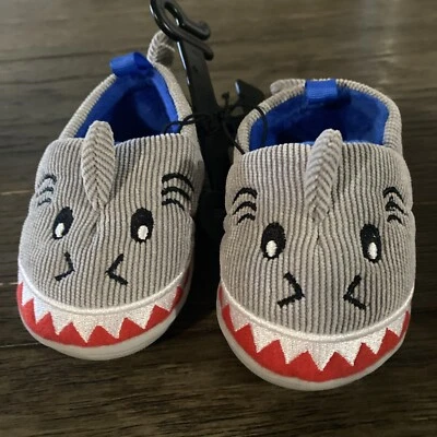 Zapatillas de tiburón Wonder Nation para bebés niños 3D con aleta y cola bebé/niño pequeño talla 2 Foto 1 de 4