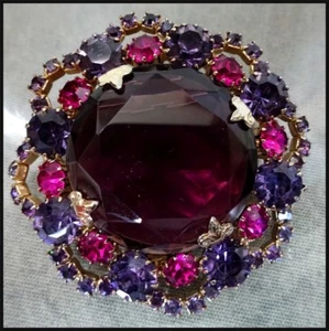 Large Chubby Vintage 1960s Shades of Purple Violet Rhinestone Brooch Pin - Picture 1 of 1