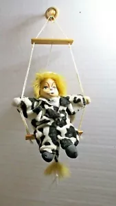 PAYASO LEÓN en TRAJE DE VACA Sentado en Columpio Cuerda Marioneta MARIONETA - Imagen 1 de 4