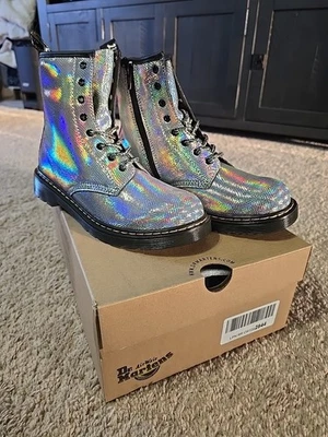 Ботинки боевые детские Dr. Martens 1460 серебристые радужные рептилии молодежные 5 мальчиков 6 девочек - Изображение 1 из 4