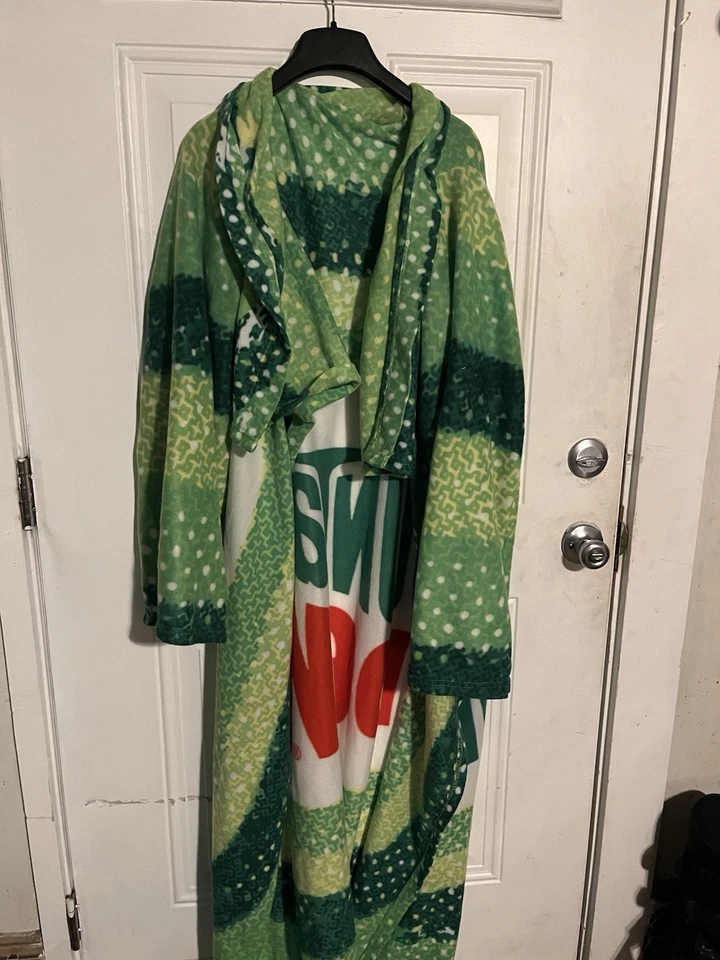 Manta polar súper suave cómoda con manga MOUNTAIN DEW DO THE DEW 71 pulgadas x 54 pulgadas Foto 1 de 4