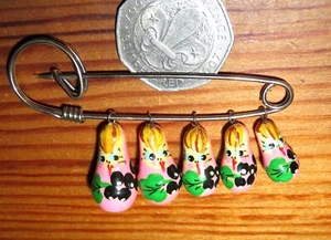 Brooch Charm Kilt Pin Tiny RUSSIAN DOLLS Miniature PINK hand painted Matryoshka - Picture 1 of 12