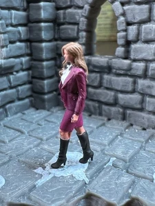 24 mm 3D-gedruckte handbemalte weibliche Figur braune Haare – Modelleisenbahnen im Maßstab Oo/Ho - Bild 1 von 6