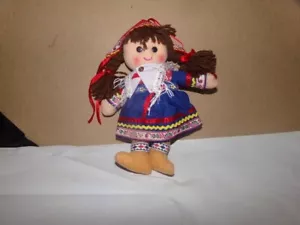 Muñeca de trapo de arte popular hecha a mano de colección colorida cabello castaño ojos marrones sombrero muñeca - Imagen 1 de 15