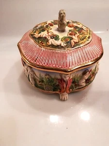 ANTICA SCATOLA IN CERAMICA CON ANGELI GHIRLANDE E ZAMPE LEONE - Picture 1 of 12
