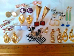 17 PAIRS VINTAGE Pierced Earrings MIXED MATERIALS NICE VARIETY WEARABLES - Picture 1 of 4