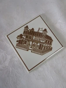 DREI Yokohama 3 7/8" quadratische Fliese: braunes Schloss auf weißem Hintergrund, neuwertig - Bild 1 von 2